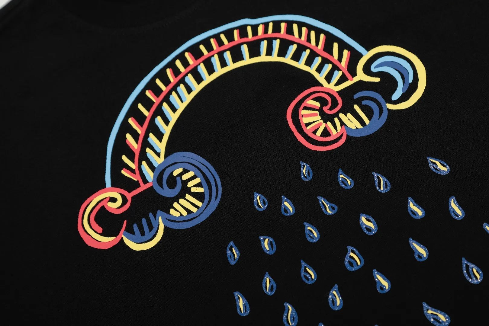 VIVI 140# "Exclusive style" vivienne west wood, Queen Mother of the West, Vivienne, Saturn personalized rainbow printed short sleeves. The new fabrics have been machine washed at high temperature + water twice. The only one in the entire network that achieves 0 shrinkage. The Solona thread is arranged. The threaded neckline does not deform. It is tight and dense. Comparisons are welcome. The full series of correct accessories. Every detail is completely restored and can be stretched directly.